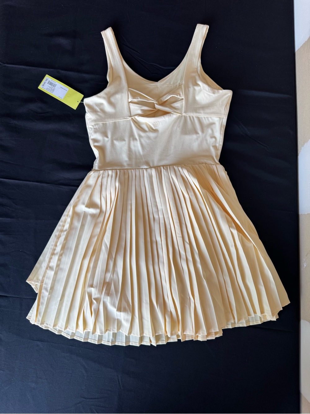 All in Motion Pleated Tennis Active Dress Shorts Pockets Butter Yellow XXL NWT - Picture 2 of 4